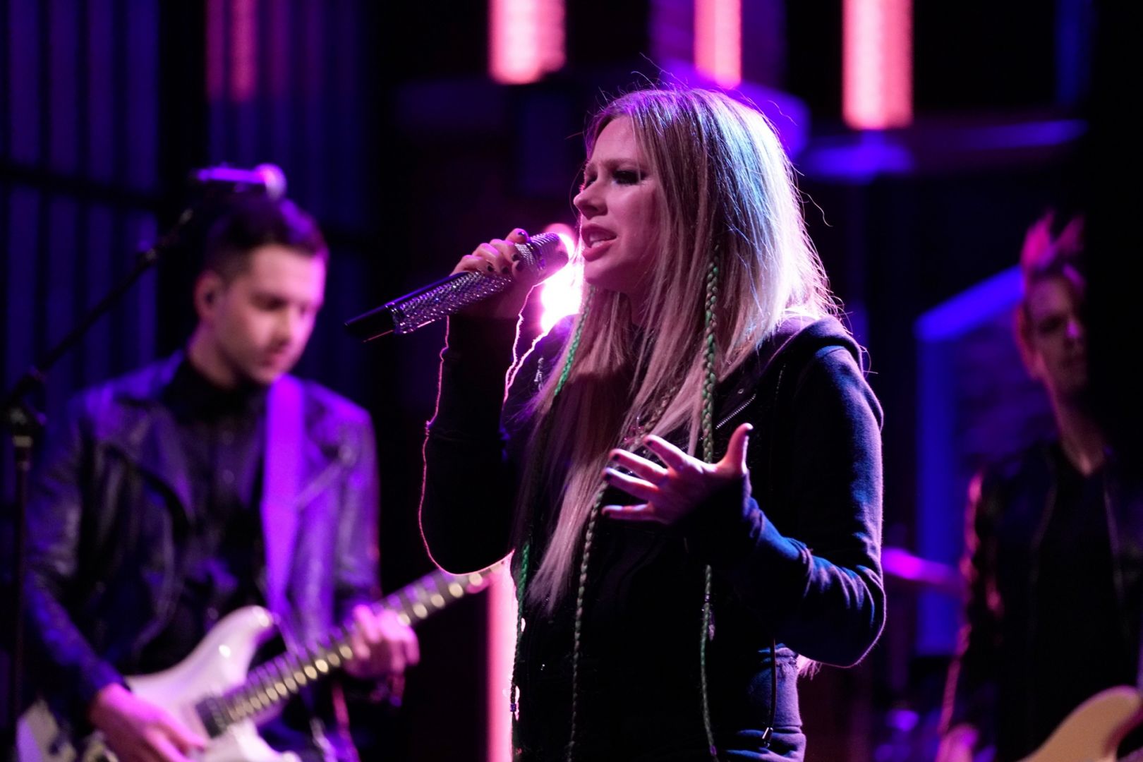 Avril Lavigne Faz Performance Ao Vivo De Tell Me Its Over 